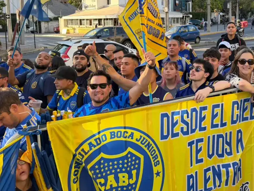 Los hinchas de Boca que se acercaron al hotel para recibir a los jugadores con las banderas, varias de las cuales fueron robadas.