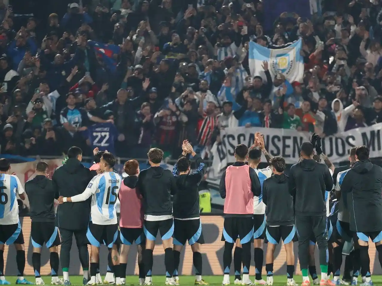 Los jugadores celebrando el triunfo ante Chile con el público argentino.