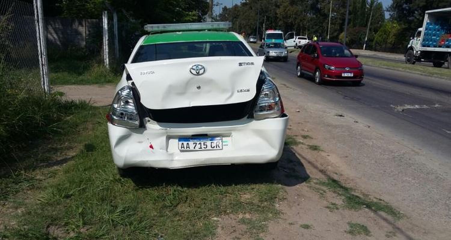 Chocaron a un auto municipal camino a La Plata