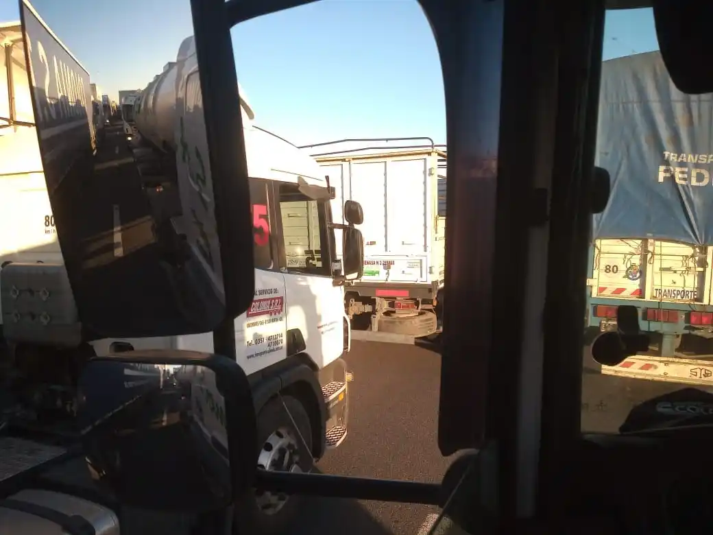 Se extiende la protesta de transportistas y cada vez hay más camiones varados