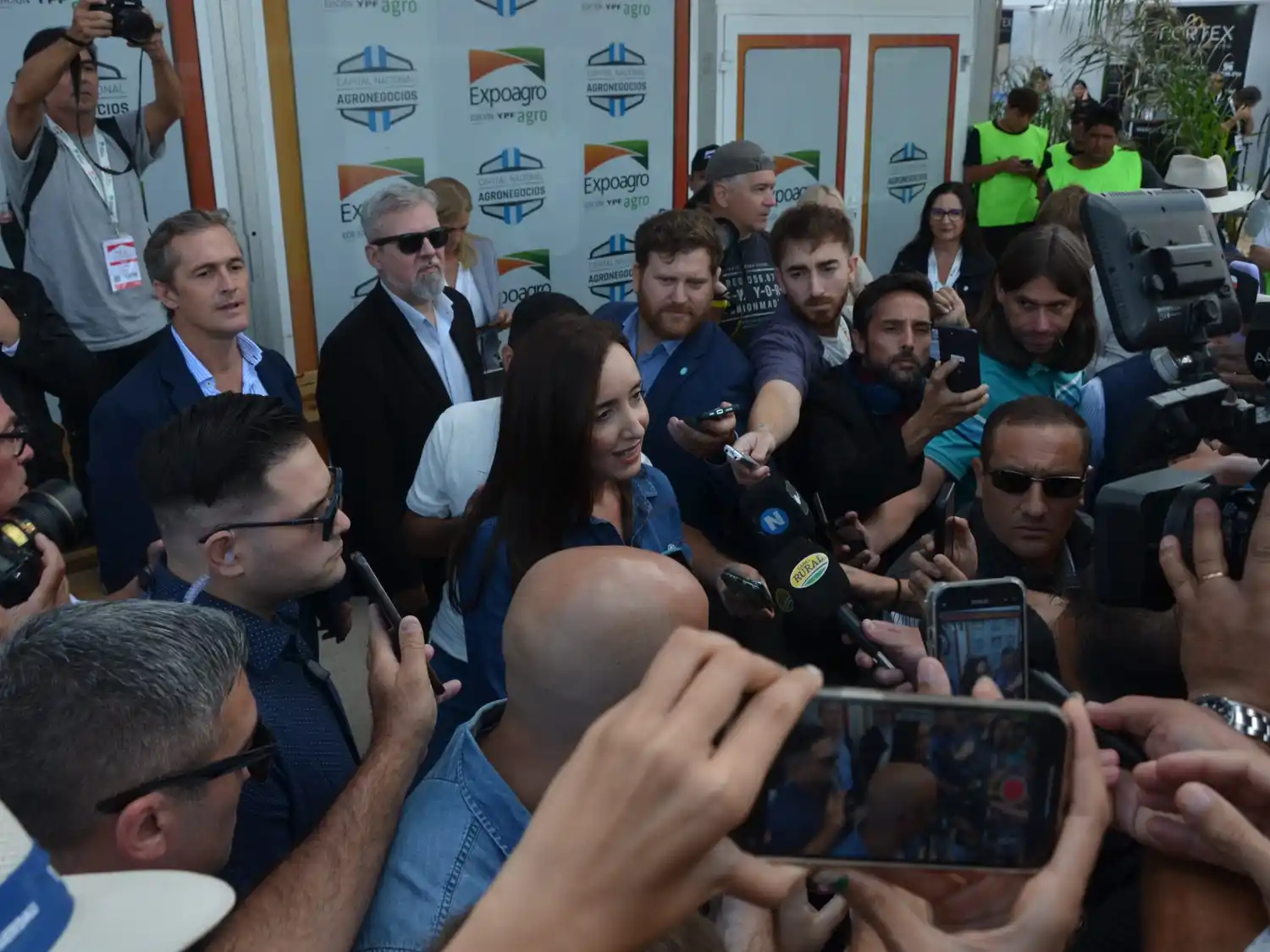 Villarruel. La vicepresidenta habla con los periodistas durante su visita a Expoagro.