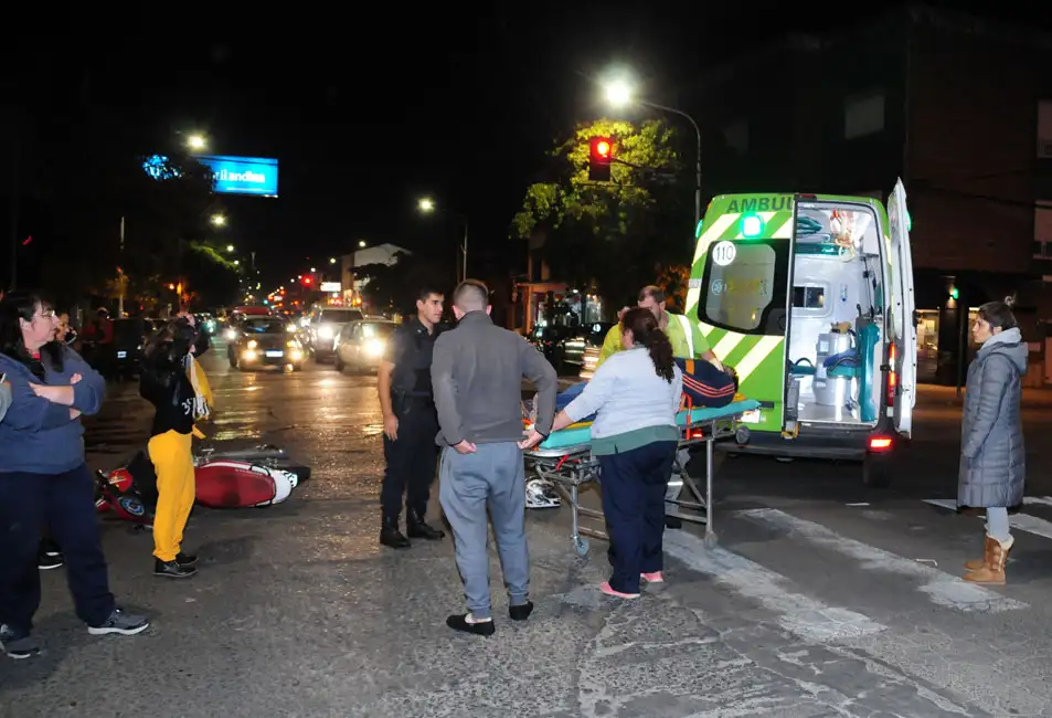Moto avanzó en rojo y provocó un accidente