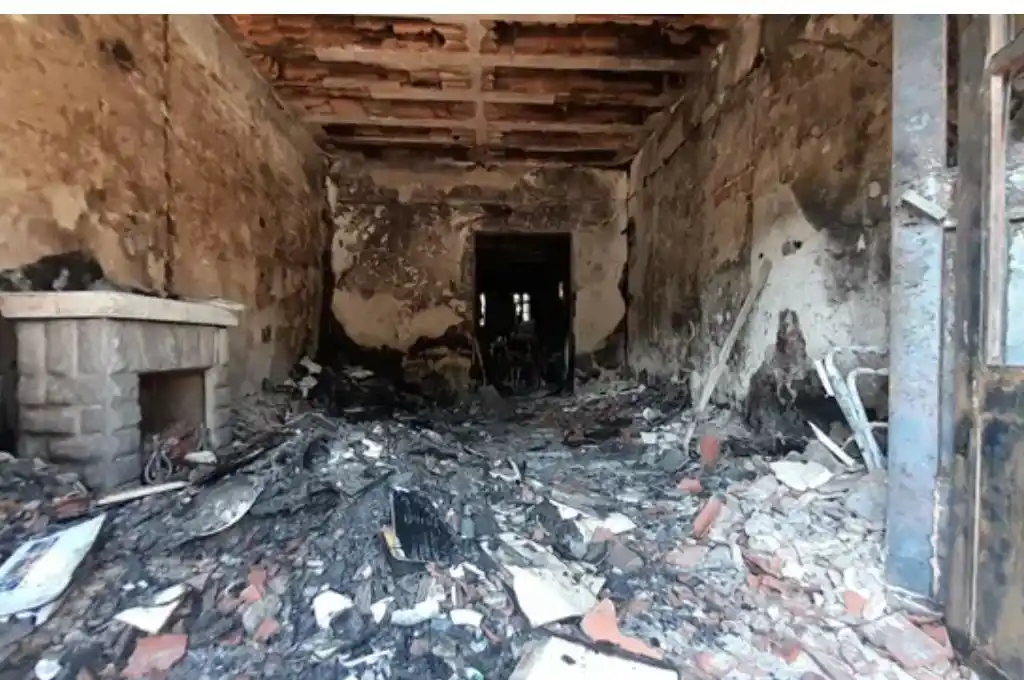 Rosario: incendiaron un auto y las llamas prendieron fuego a una vivienda