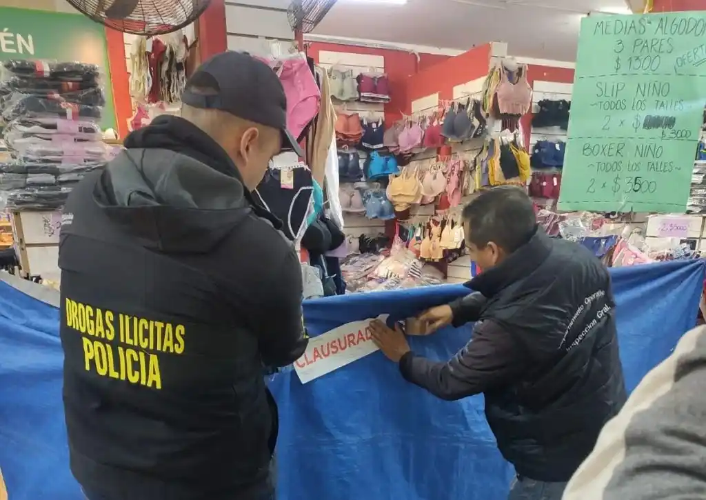 La Dirección de Inspección General del municipio procedió a la clausura de los puestos (FOTO: La Capital).