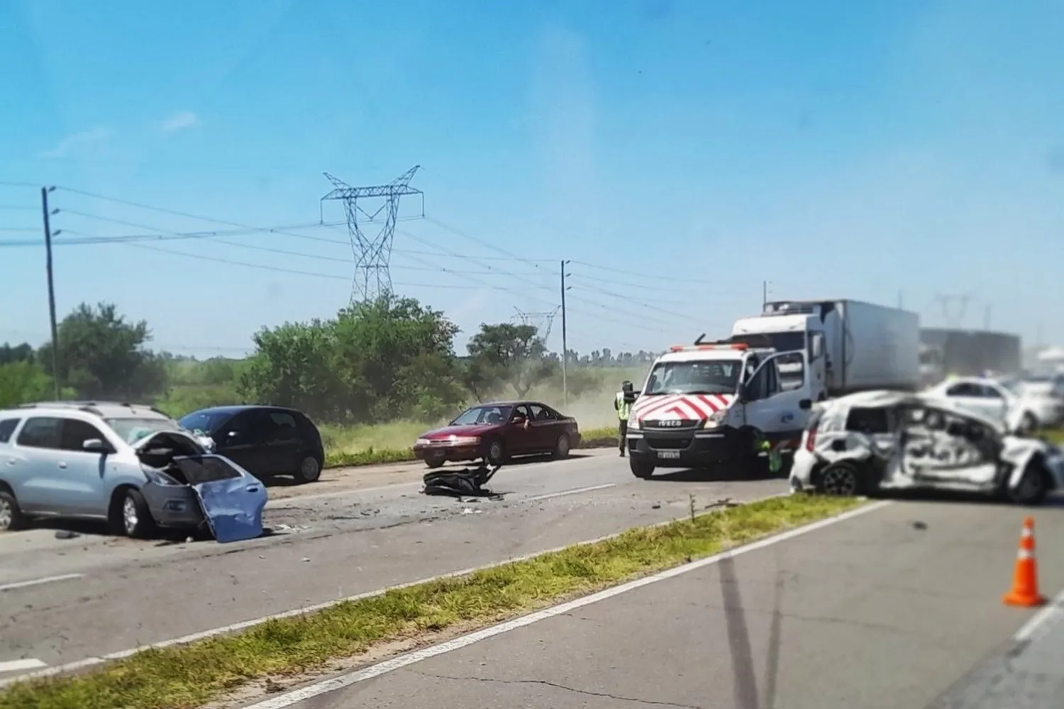 Dos autos chocaron en la Ruta Nacional 12: una persona murió y otra resultó gravemente herida