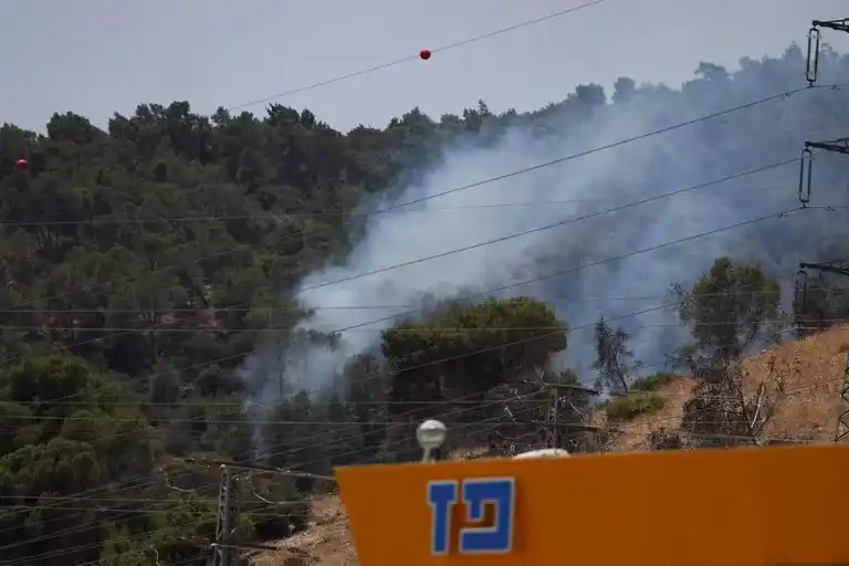 El grupo terrorista Hezbollah lanzó cohetes y drones explosivos en un gran ataque contra el norte de Israel