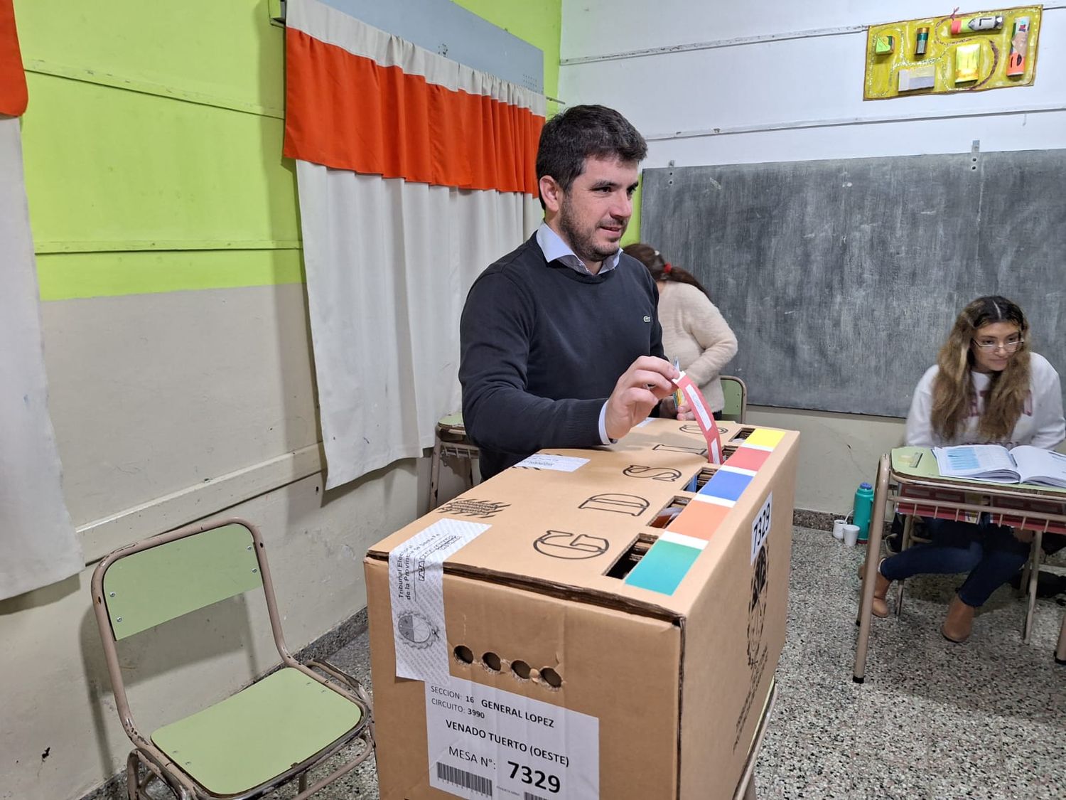 El intendente en la Escuela Eduardo Casey emitiendo su voto.