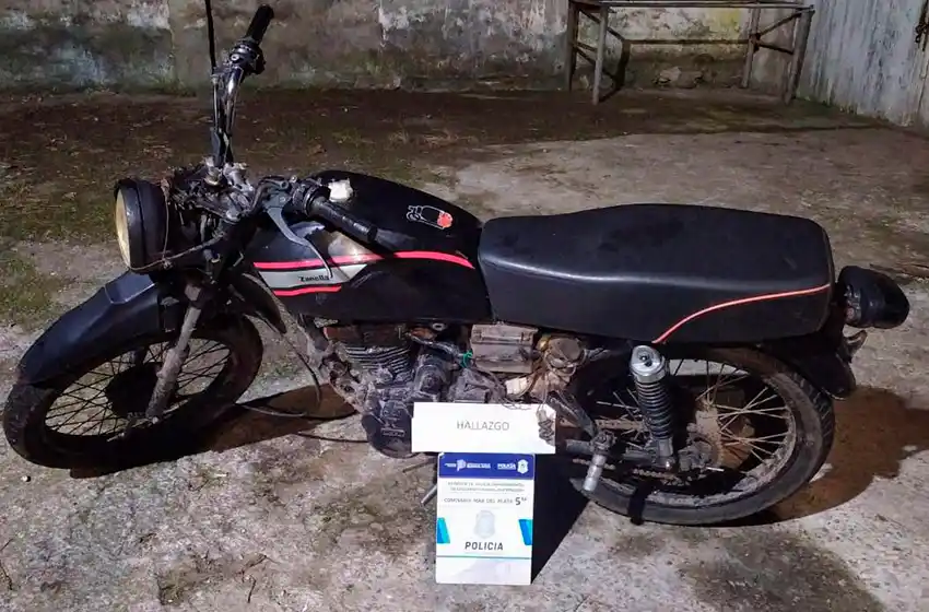 Motochorros le robaron el celular a una joven