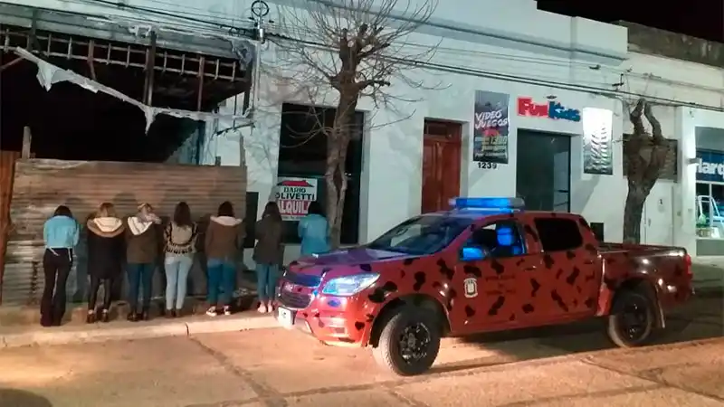 Una nueva fiesta clandestina en la provincia terminó con 17 demorados