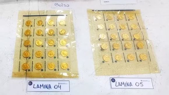 Detuvieron a una mujer que intentó abordar un vuelo a Miami con 420 monedas de oro