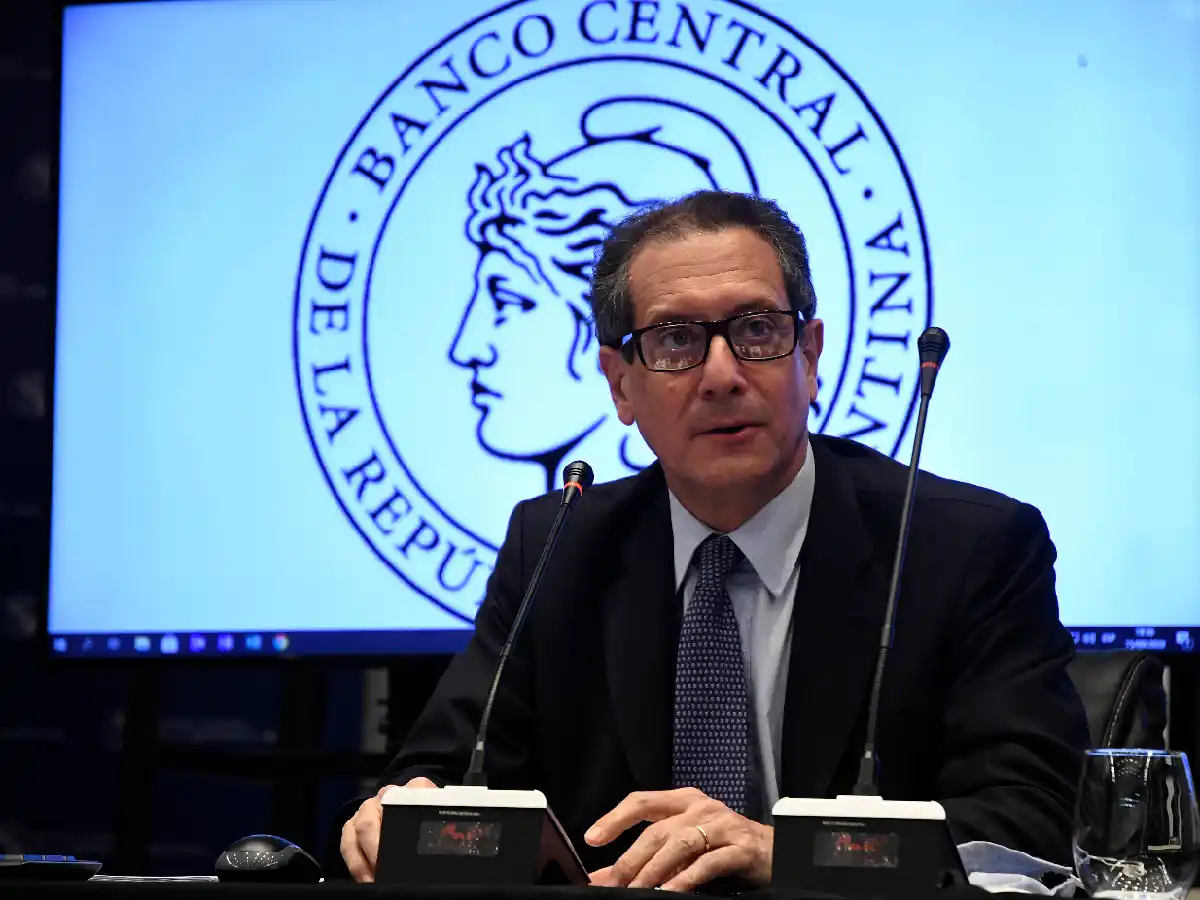 Más cepo cambiario: consumos con tarjeta en dólares se tomarán a cuenta del cupo de USD 200 mensuales