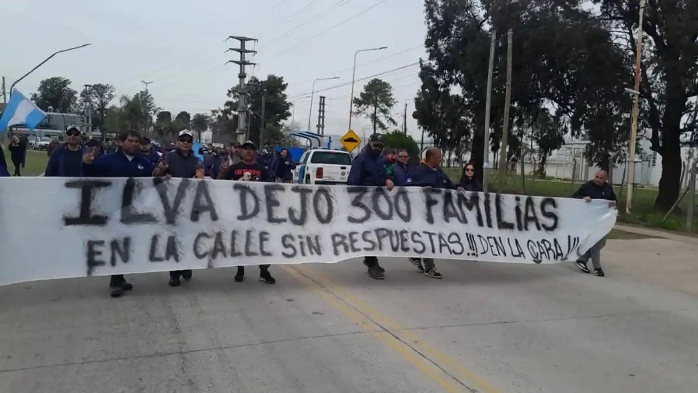Ex empleados de Ilva mantienen el reclamo frente a la planta del Parque Industrial de Pilar.