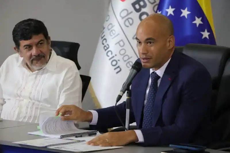 Ministro de Educación prohíbe contratar «paquetes de grado»