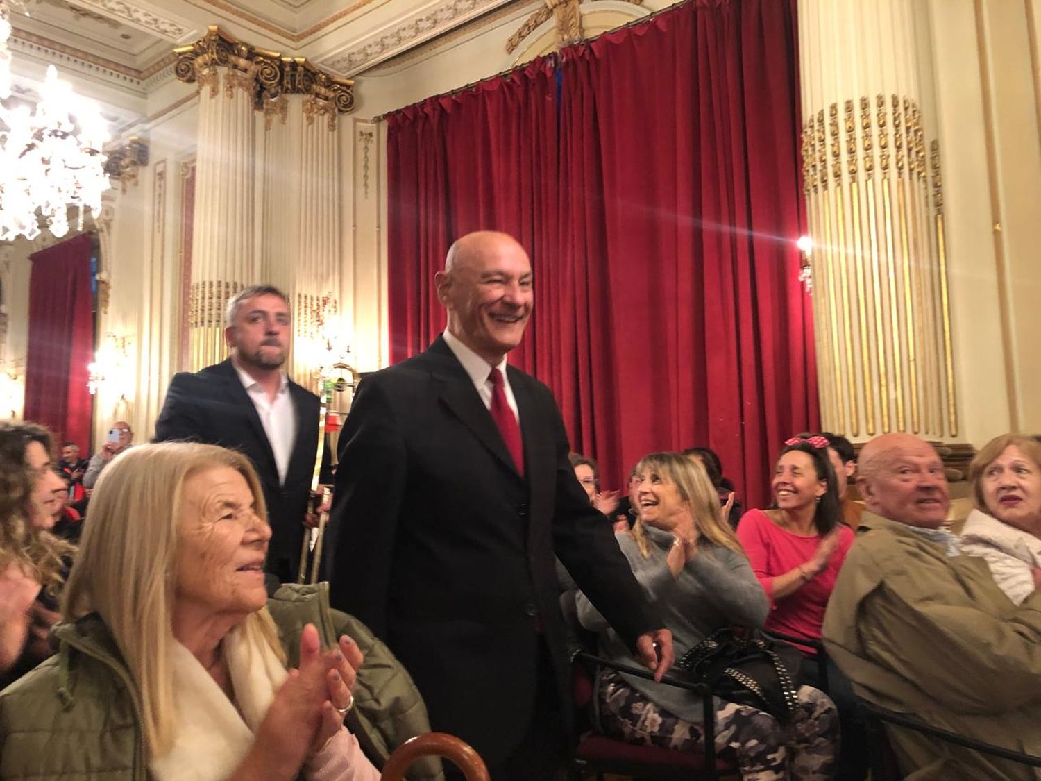 Nelson Castro, recibido con una ovación a su llegada al Salón Blanco.