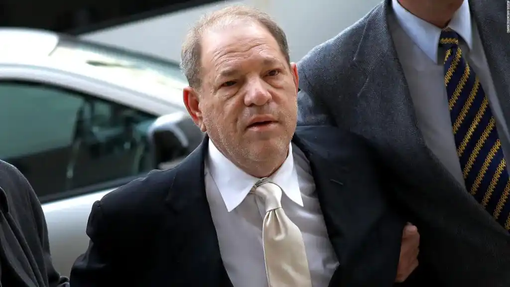 CONFIRMAN condena por agresión sexual a Harvey Weinstein