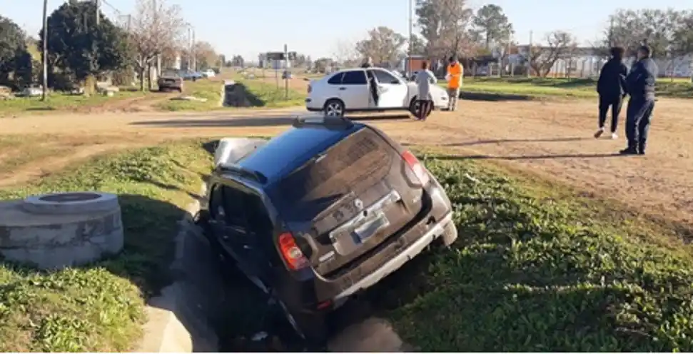 Urdinarrain: chocaron dos vehículos y uno de ellos terminó en un zanjón a cielo abierto