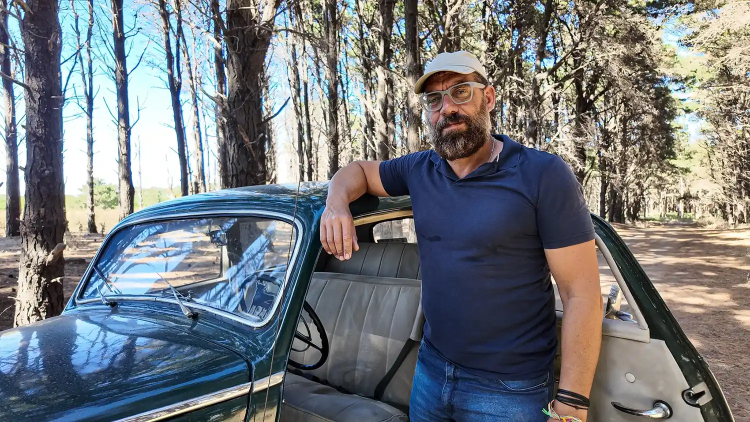 Diego Montegriffo, orgulloso junto a su vehículo