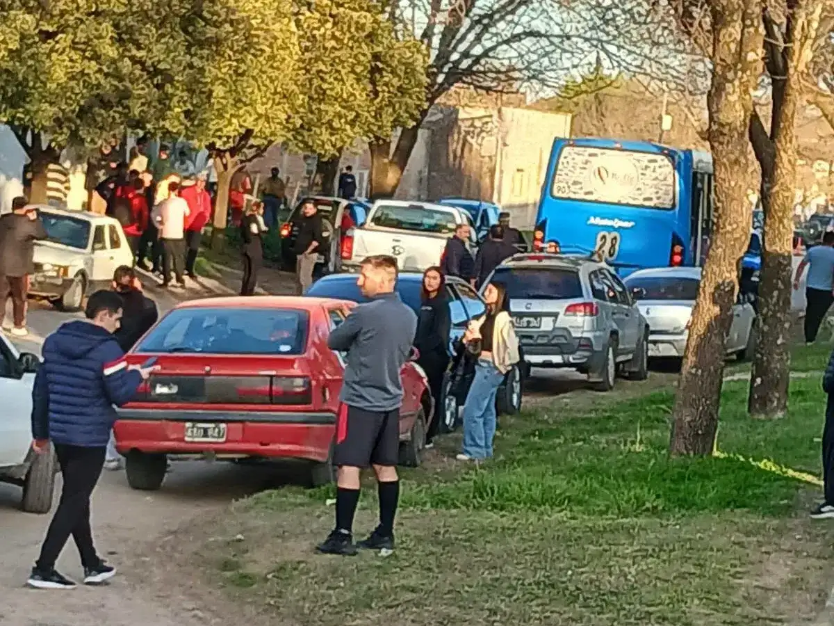 Incidentes en un partido de la B: arrojaron piedras contra el colectivo de los jugadores de Sporting