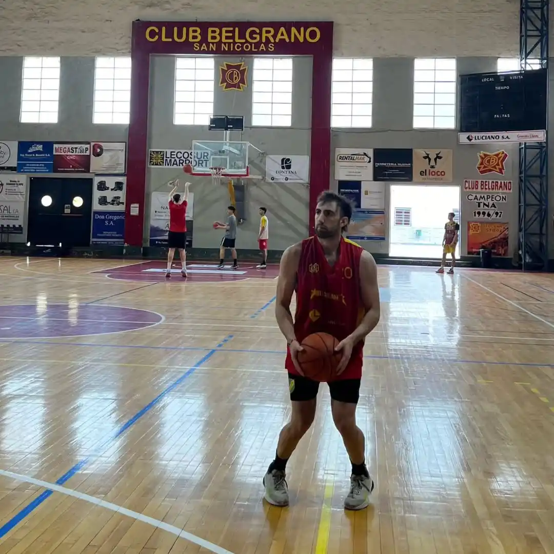 Juan Segundo Menna fue presentado como refuerzo en Belgrano de San Nicolás de los Arroyos