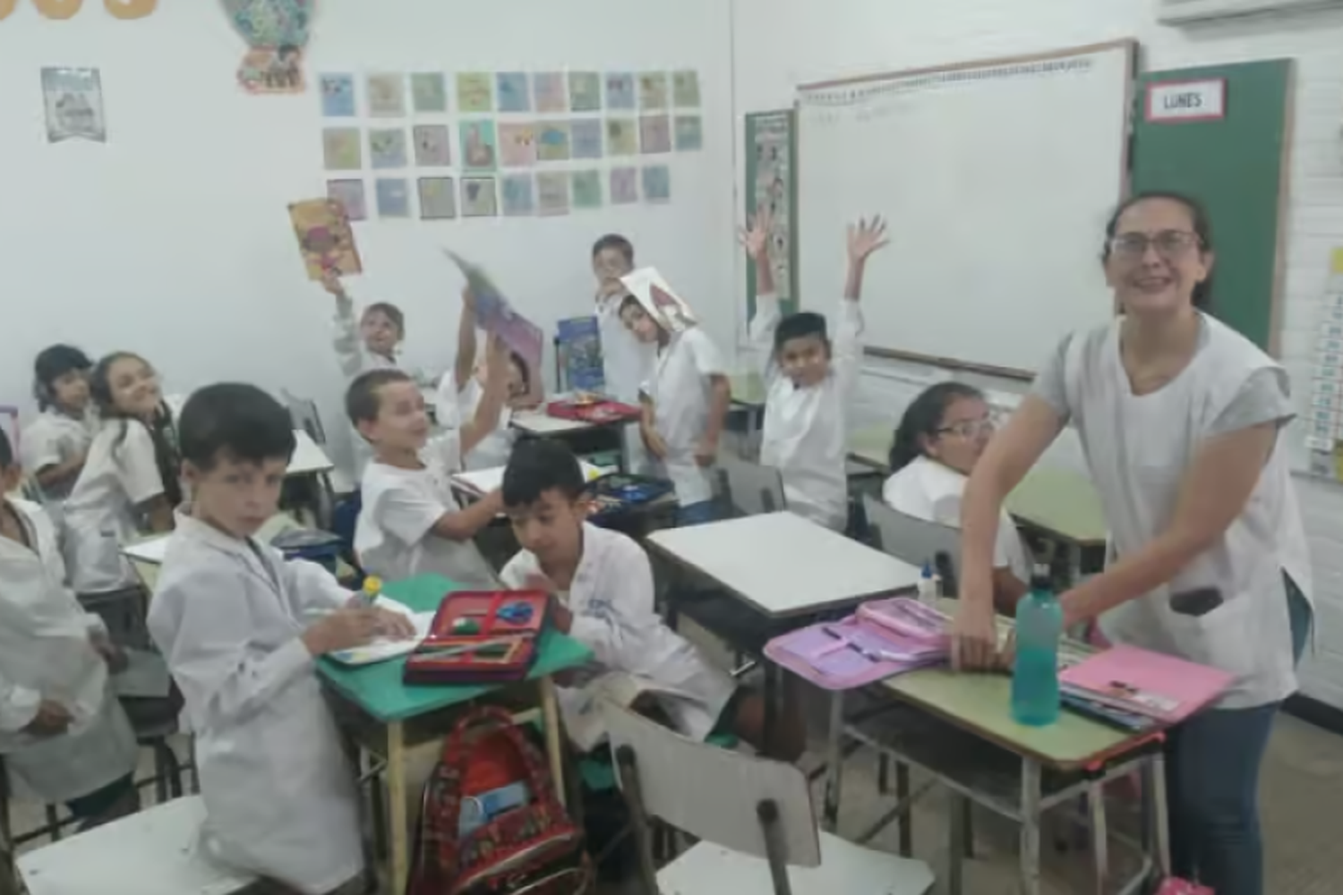 Una maestra desafió el paro y dio clases con el aula llena