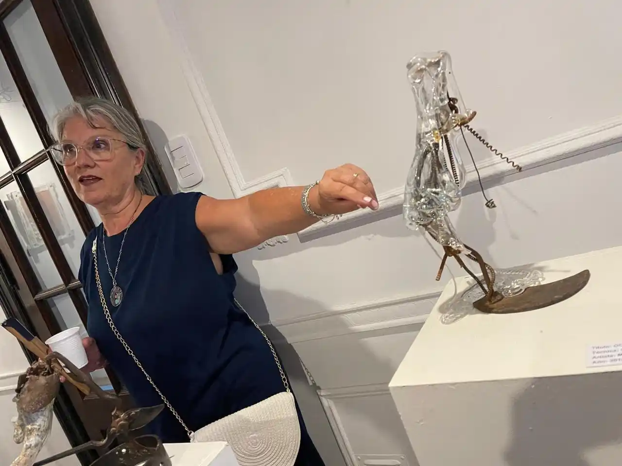 La escultora María Elena Molina Biolé, junto a una de sus obras.