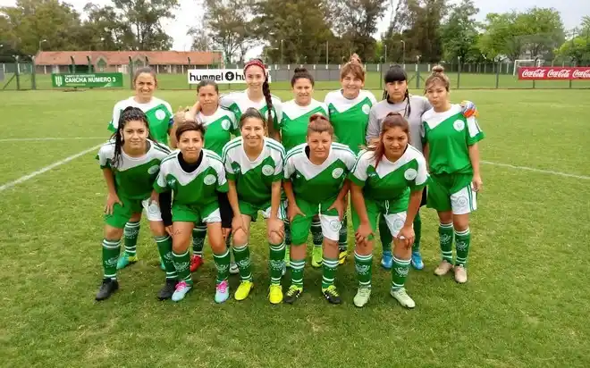 El equipo femenino de Camioneros jugó con 12 jugadoras, y nadie se dio cuenta