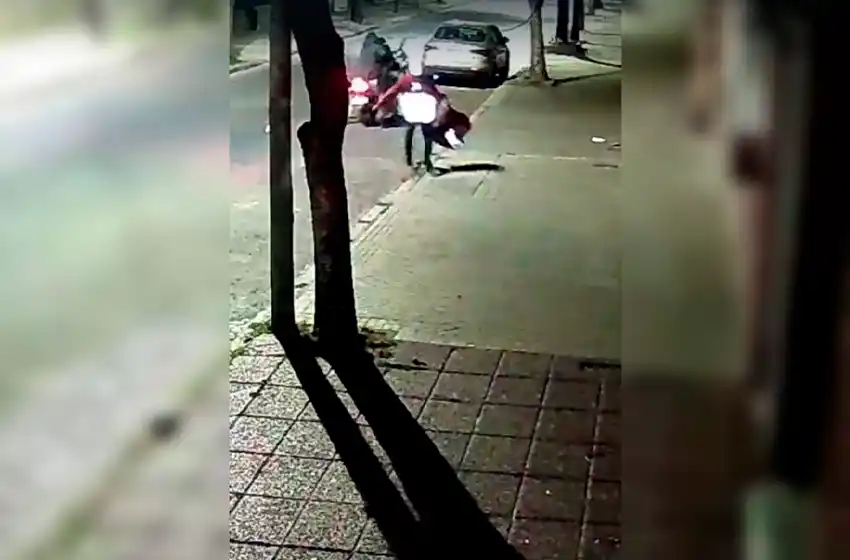 Le robaron la bici mientras trabajaba: los corrió, los hizo caer de la moto y la recuperó