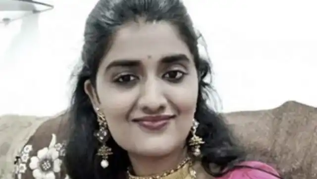 Cuatro hombres violaron en manada y quemaron viva a una joven en la India