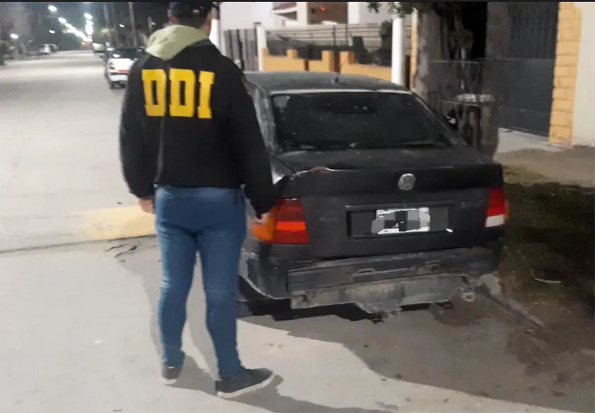 Un vehículo. Hallada frente al domicilio allanado en calle 63 al 1300, de nuestro medio