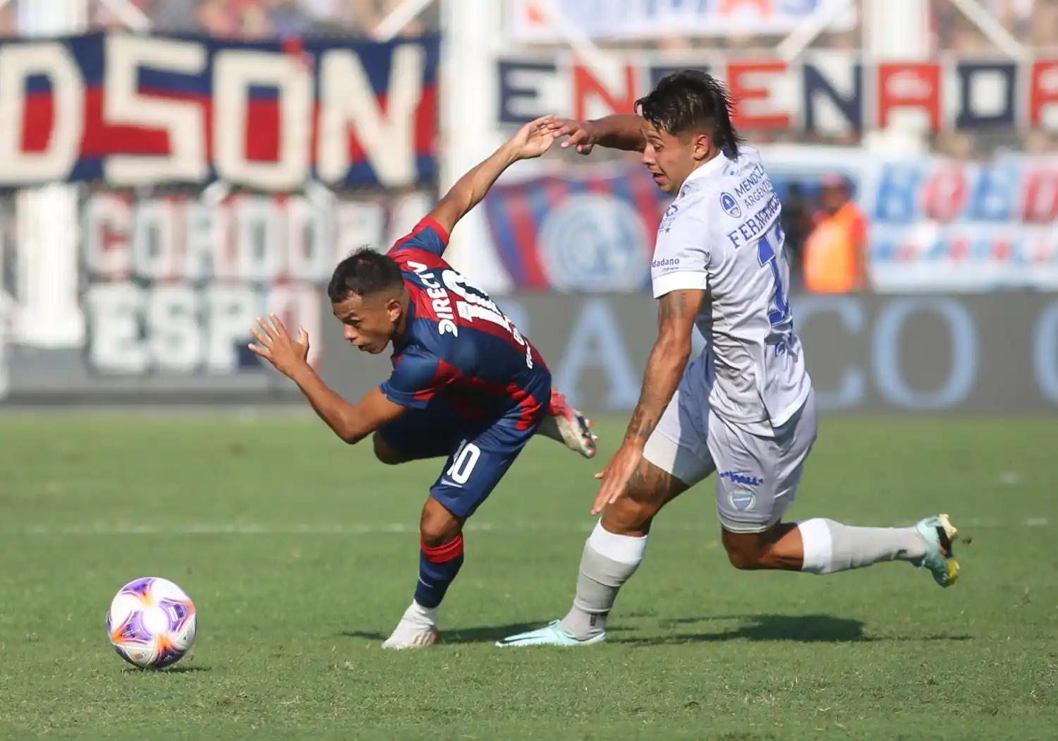 "Perrito" Barrios busca escapar al uruguayo Fernández. San Lorenzo se impuso en una tarde sofocante.