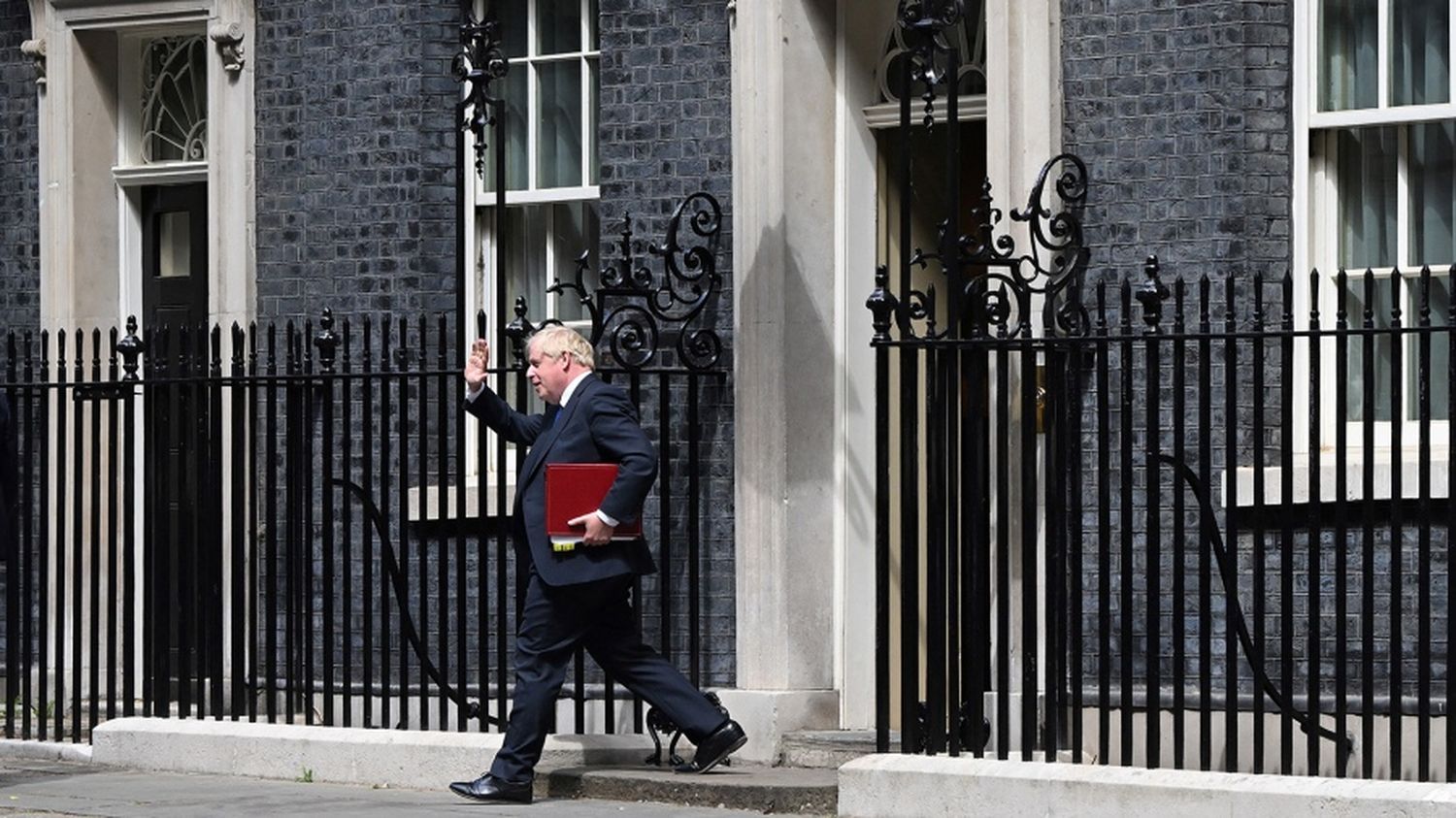 Johnson pelea por mantenerse, pero su Gobierno se desmorona