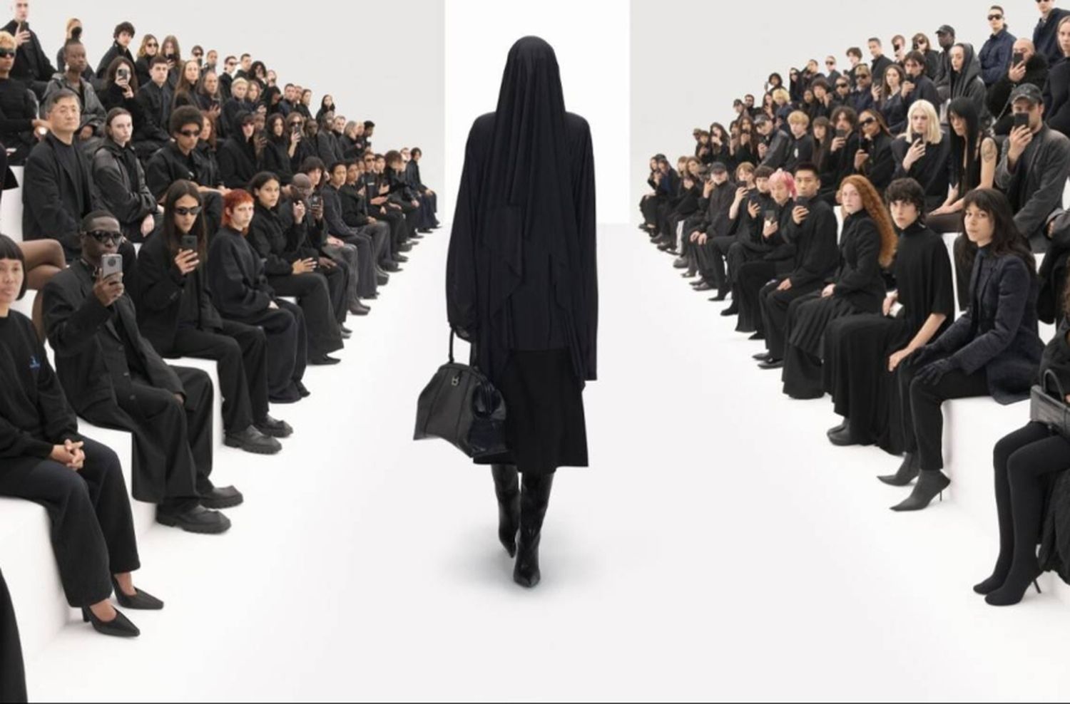 Balenciaga alerta de los peligros de la digitalización con un desfile colmado de modelos “deepfakes” y de “hackeos” a Gucci