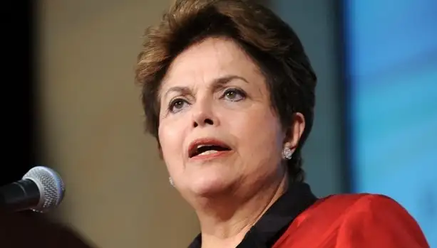 Rousseff sale a contestarle a Silva