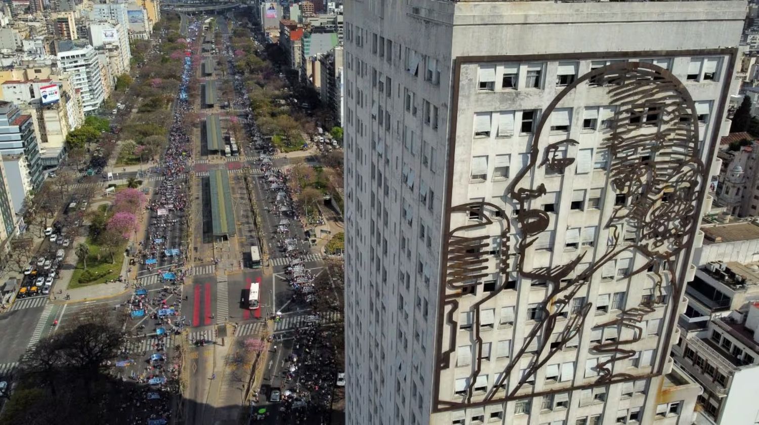 Francos: “Sería lógico sacar la imagen gigante de Evita del edificio del ex Ministerio de Desarrollo Social”