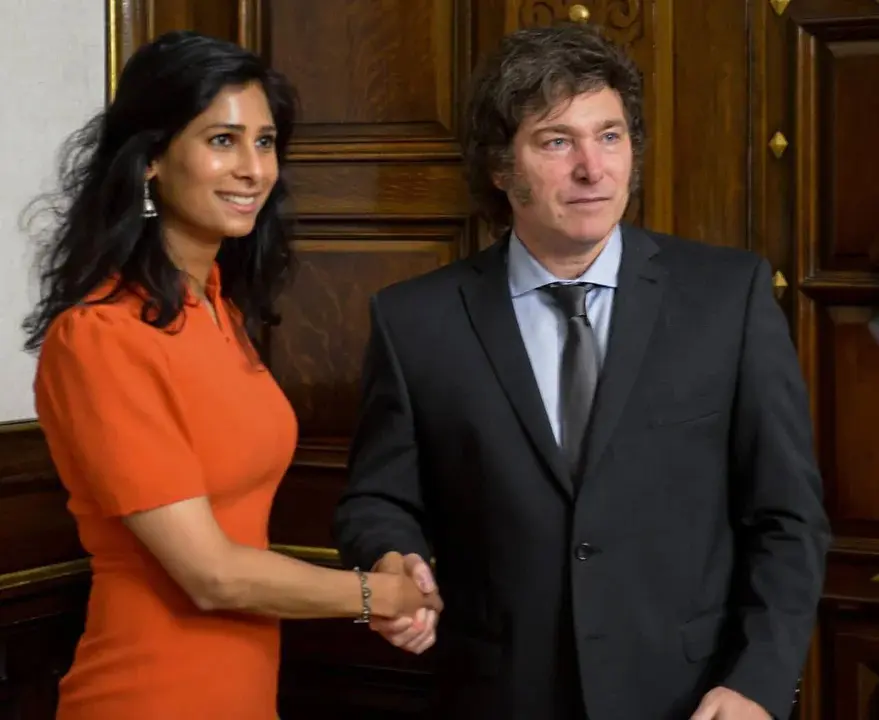 Milei reveló que busca acelerar la salida del cepo con un pool de préstamos por US$15.000 millones
