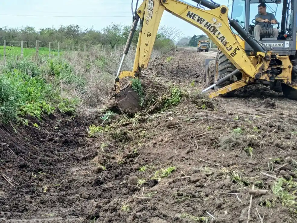 Vialidad Provincial avanza con trabajos de mejora en caminos de González Calderón