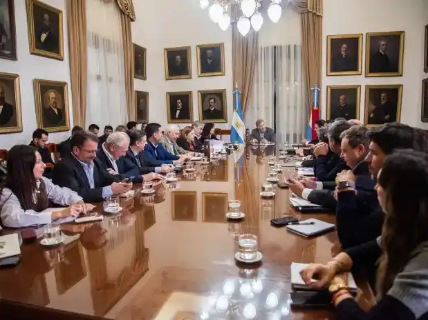 En reunión de gabinete, Rogelio Frigerio analizó el avance del plan vial en la provincia