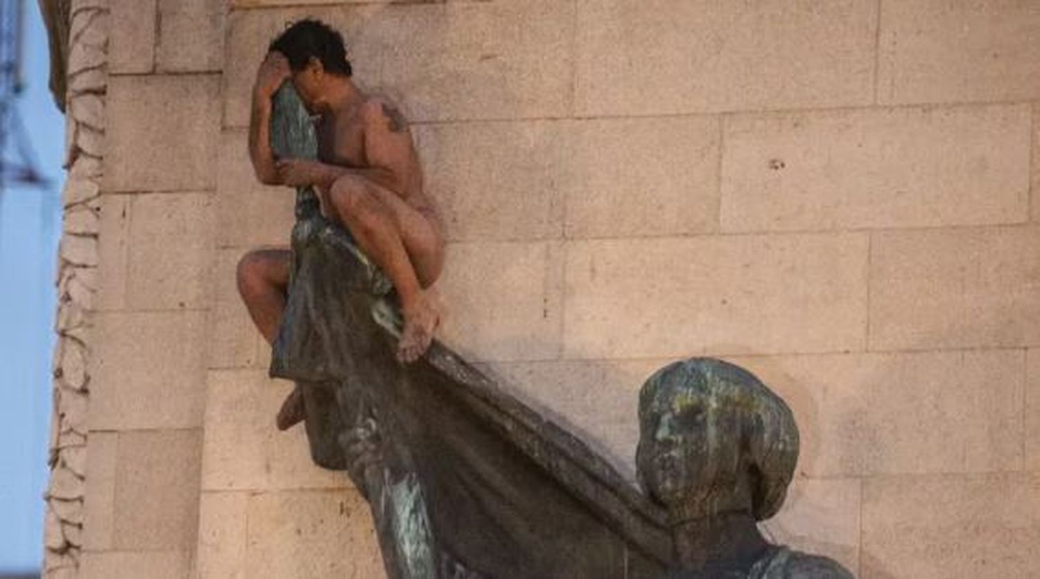 Durante los incidentes, un hombre subió desnudo a un monumento frente al Congreso