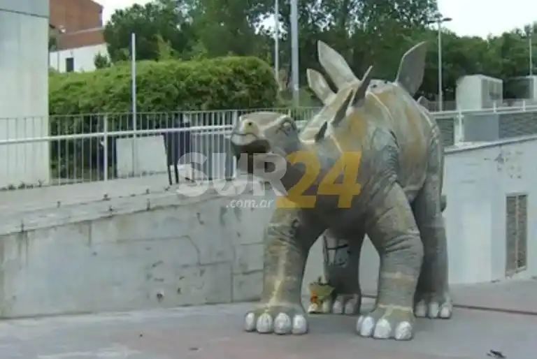 Hallan el cuerpo de un hombre dentro de la estatua de un dinosaurio