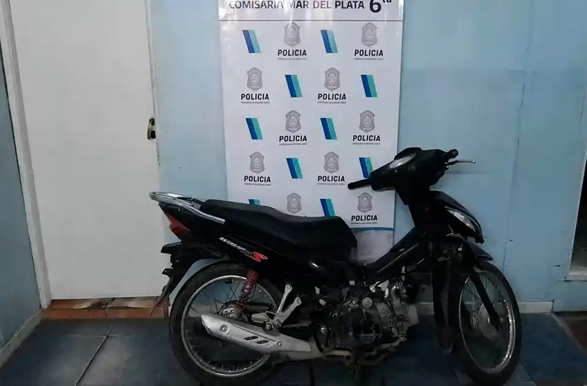 Un adolescente evadió un control policial y fue detenido por circular en una moto robada