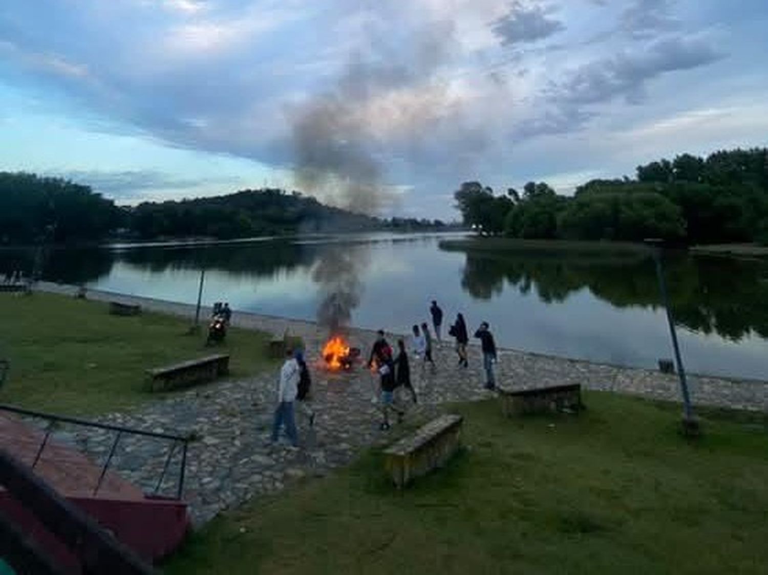Tercera moto incendiada y sigue el "desmadre"