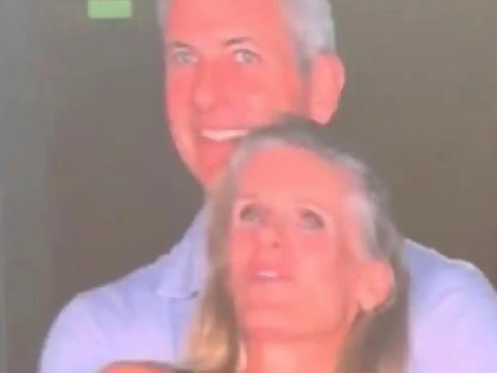 Renunció el director ejecutivo que fue atrapado con su amante en un concierto de Coldplay.