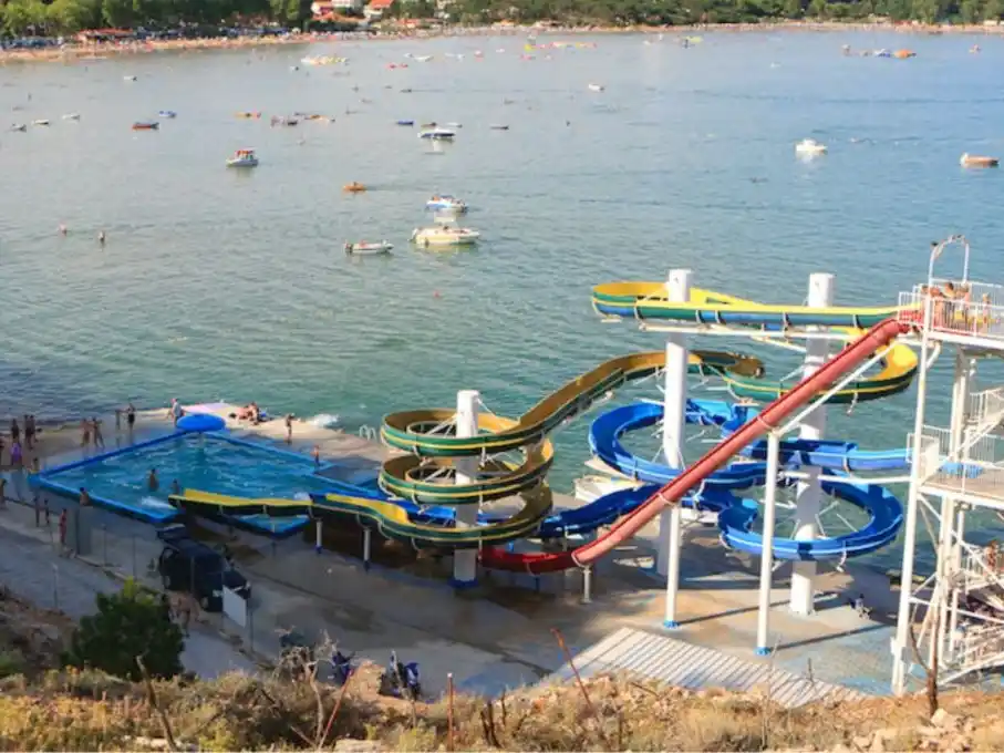 El dramático episodio ocurrió en el parque acuático Aquagan. (Foto: Oficina de Turismo de Lopar)