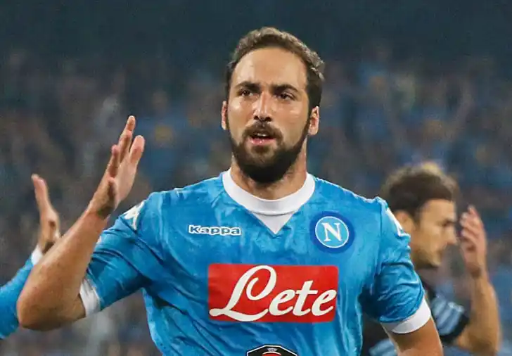 Quién se anima a cargar a Higuaín