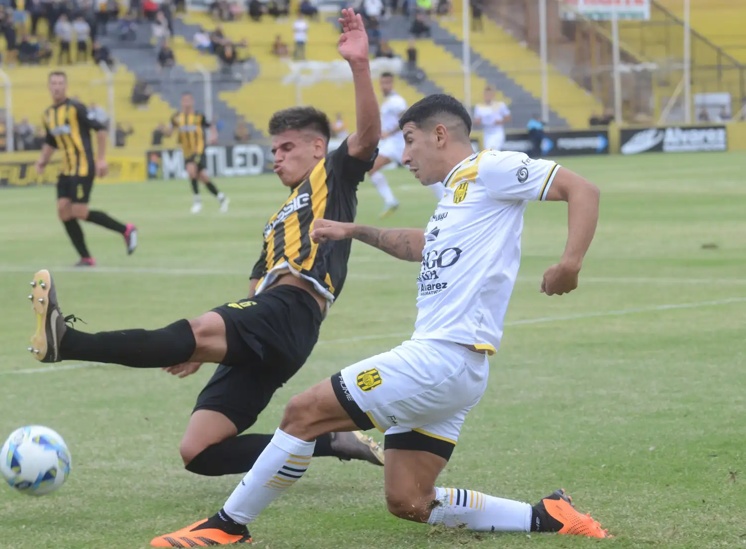Domínguez va abajo en el cruce. (Fotos de La Nueva Provincia y prensa Santamarina).
