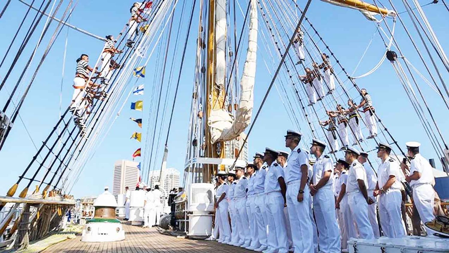 La Fragata Libertad navega rumbo a Barbados con marinos italianos, alemanes y canadienses a bordo