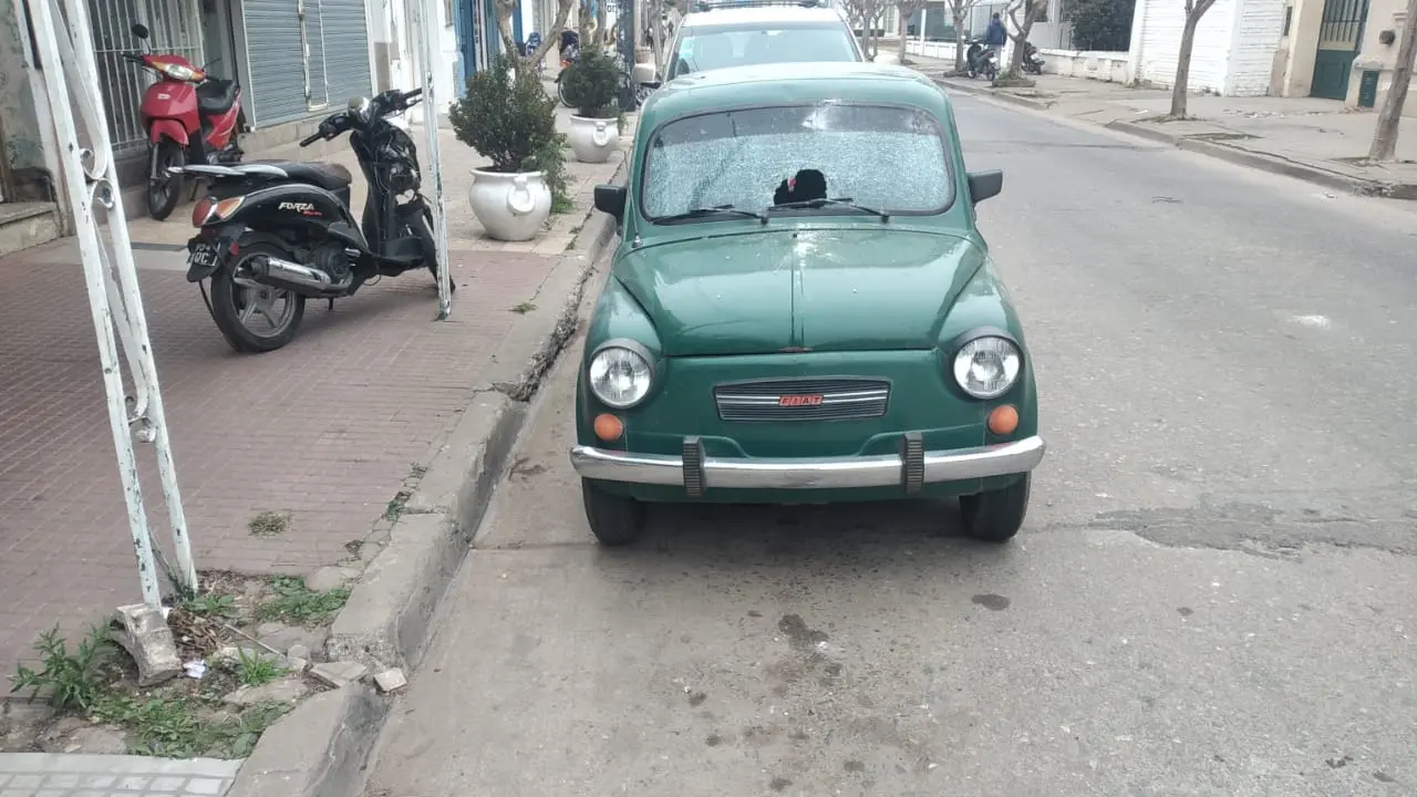 Auto con el parabrisas roto