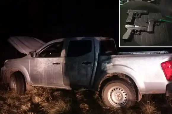 Huyeron de la policía y abandonaron una camioneta con armas en un camino rural