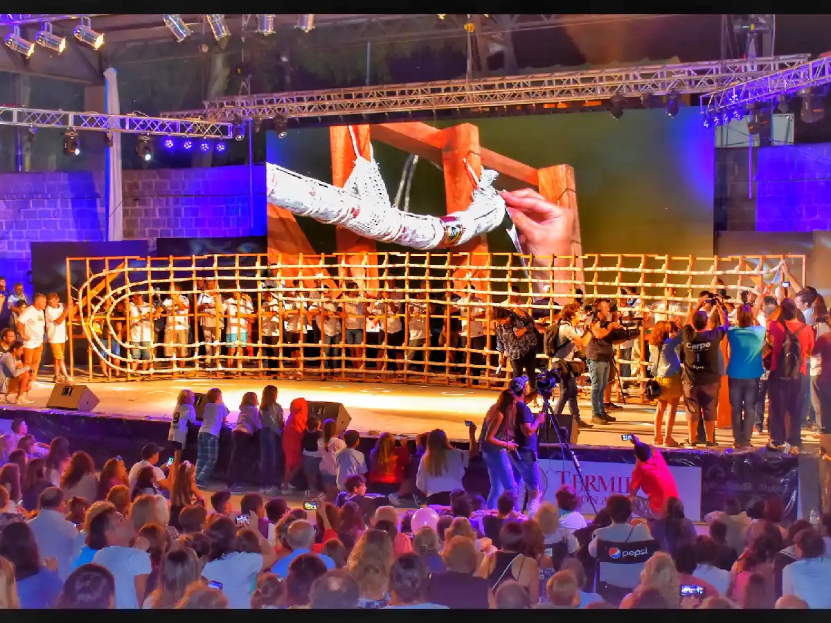 Elaboraron el Tandil el salame más largo del mundo, que es más alto que el obelisco