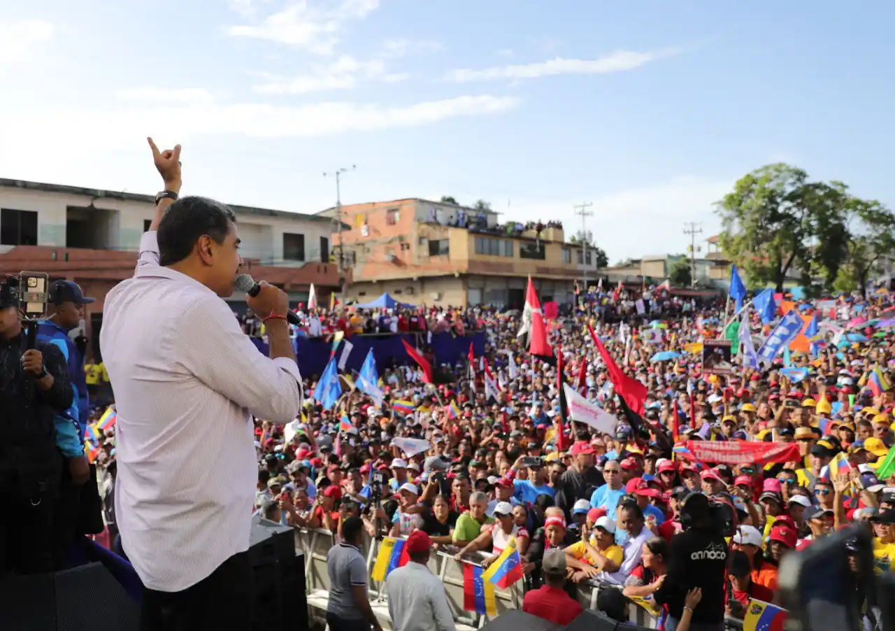 Del voto chavista DEPENDE LA PAZ de Venezuela, dice Maduro